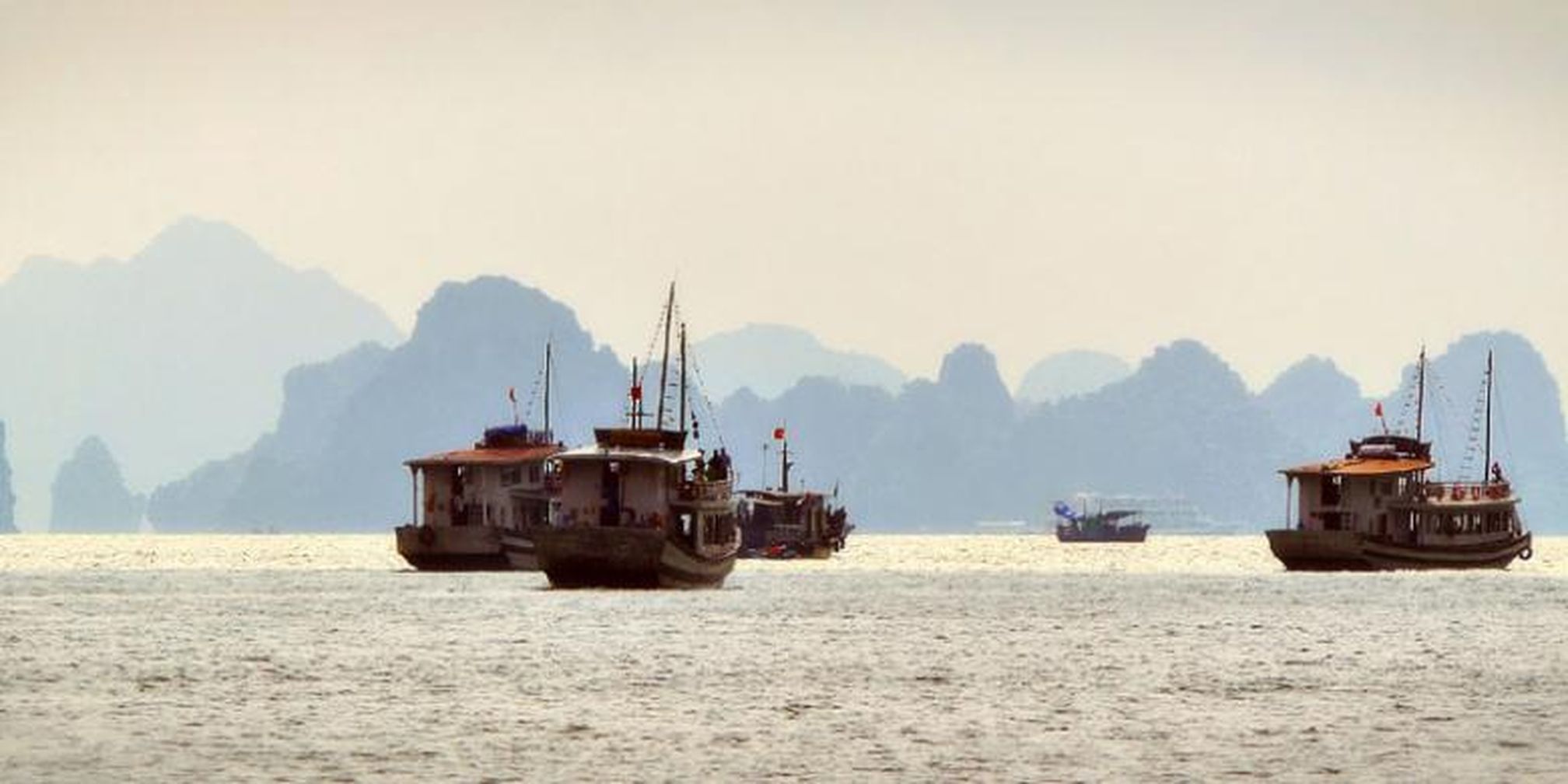 Halong Bay Andalan Vietnam Menyedot Turis Halaman All