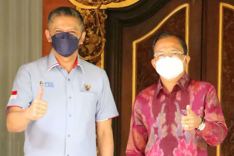 Wakil Ketua Umum PSSI Iwan Budianto saat bertamu dengan Gubernur Bali Wayan Koster. 