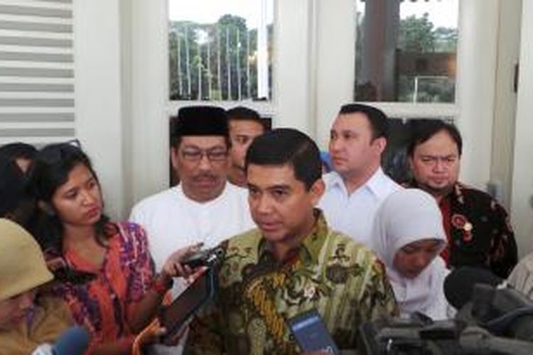 Menteri Pendayagunaan Aparatur Negara dan Reformasi Birokrasi Yuddy Chrisnandi, seusai bertemu Gubernur DKI Jakarta Basuki Tjahaja Purnama, di Balai Kota, Jumat (6/3/2015). 