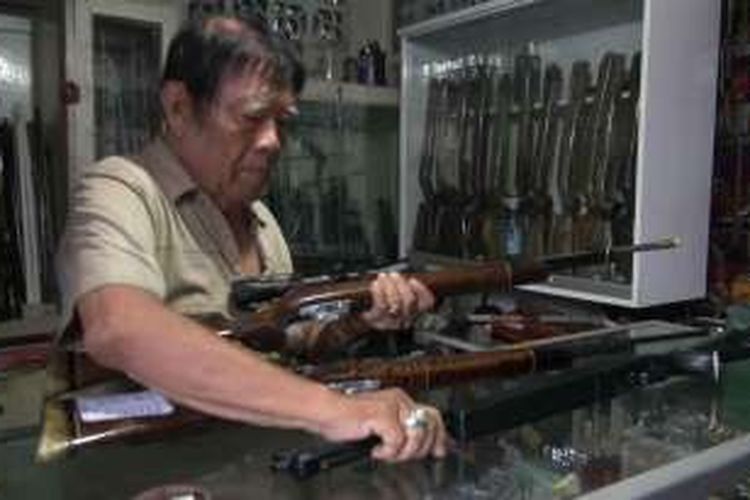 Slamet Raharjo, penjual senapan angin di Kampung Rejowinangun Utara, Magelang Tengah, Kota Magelang, Jawa Tengah. Penjualannya menurun drastis pasa-teror penembakan di wilayah ini tiga pekan terakhir, Jumat (29/4/2016).