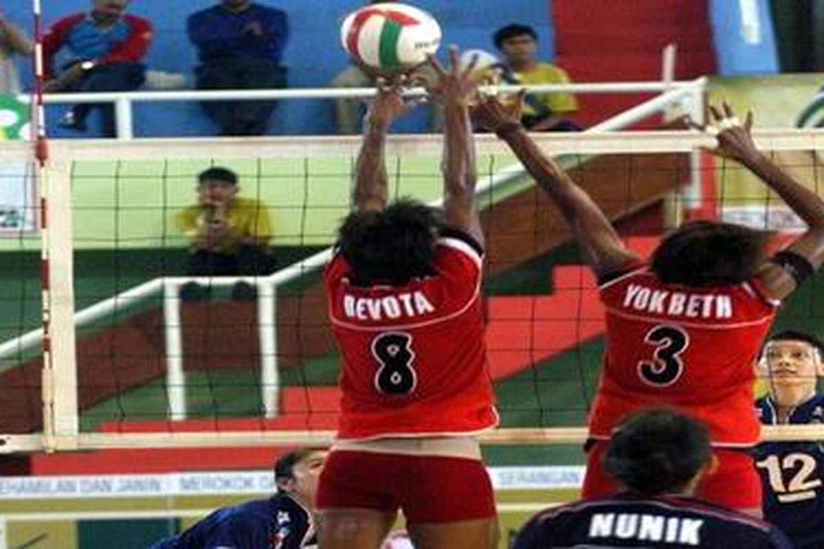 Pemain tim voli putri Mabes TNI Yokbeth 3 dan Devota 8 mencoba menghadang smes Novrilia Yani dari Tectona Perhutani pada babak knock out Sampoerna Hijau Voli Livoli 2009, Kamis 14/1, di GOR Tawangalun, Banyuwangi, Jawa Timur. Mabes TNI menang mudah 3-0 atas Tectona.  