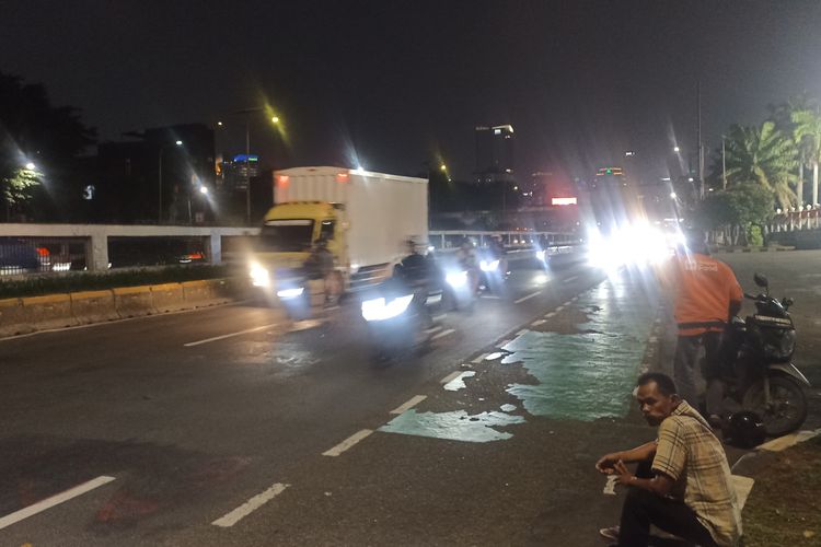 Massa Demo di Depan Gedung DPR Bubarkan Diri, Arus Lalu Lintas Kembali Lancar