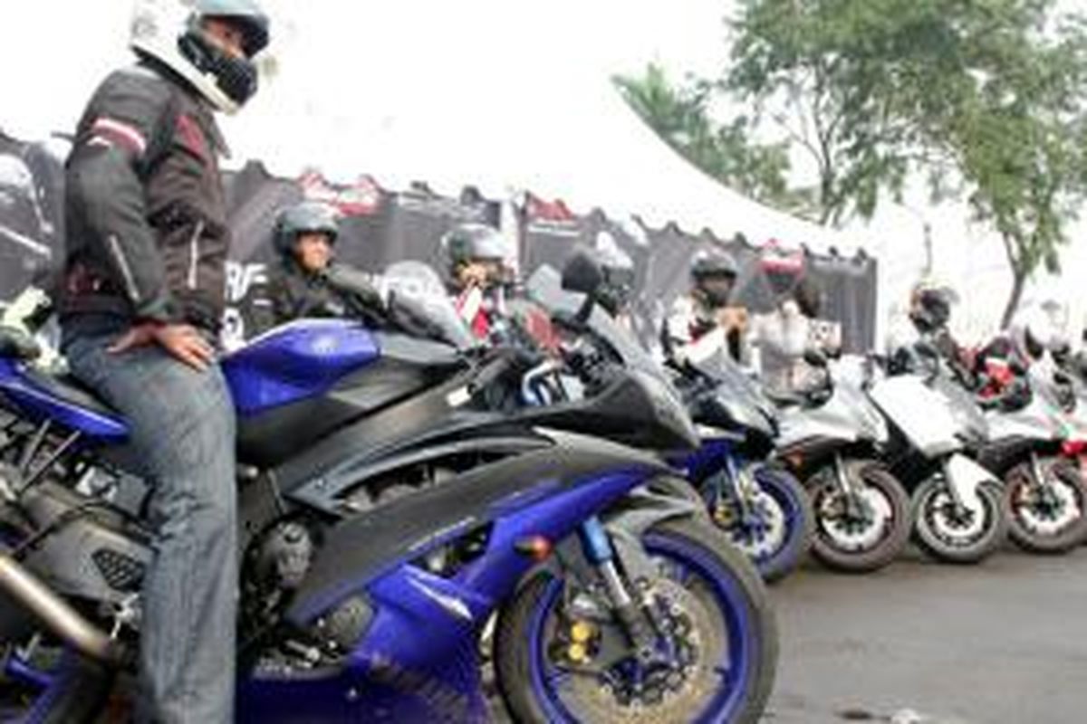 Yamaha dan komunitas Yamaha Revs CBU Indonesia mengadakan pelatihan mengendarai sepeda motor sport dan CBU.