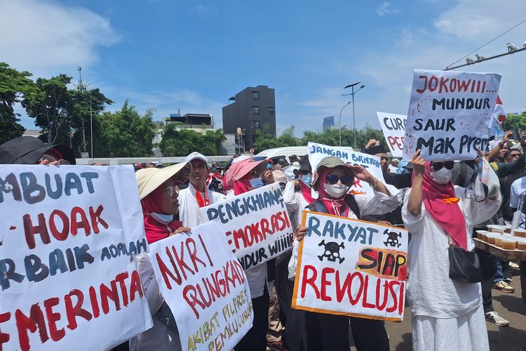 Relawan BEM AMIN layangkan lima tuntutan dalam demo pemakzulan Jokowi, di depan gedung MPR/DPR RI, Jakarta, Jumat (1/3/2024)