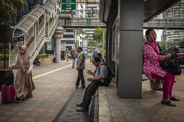 Foto dirilis Jumat (6/3/2020), memperlihatkan sejumlah warga beraktivitas di trotoar Jalan Sudirman, Jakarta. Kenyamanan dan keselamatan bagi seluruh pejalan kaki di Jakarta hadir melalui pembangunan dan revitalisasi jalur-jalur pedestrian sebagai bagian dalam mendukung gerakan pejalan kaki.