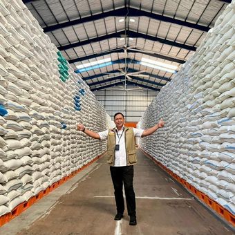 Direktur Utama Bulog Ahmad Rizal Ramdhani saat meninjau gudang Bulog.