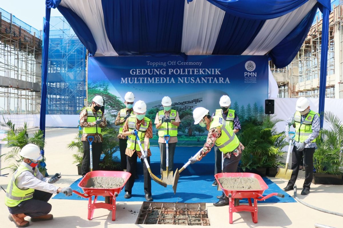 Seremoni topping off gedung Politeknik Multimedia Nusantara di kawasan Paramount Gading Serpong Senin (6/7/2020).