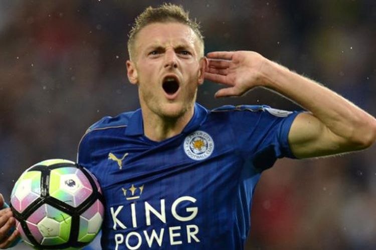 Striker Leicester City, Jamie Vardy, melakukan selebrasi setelah mencetak gol ke gawang Swansea City pada pertandingan Premier League di King Power Stadium, Leicester, Sabtu (27/8/2016).