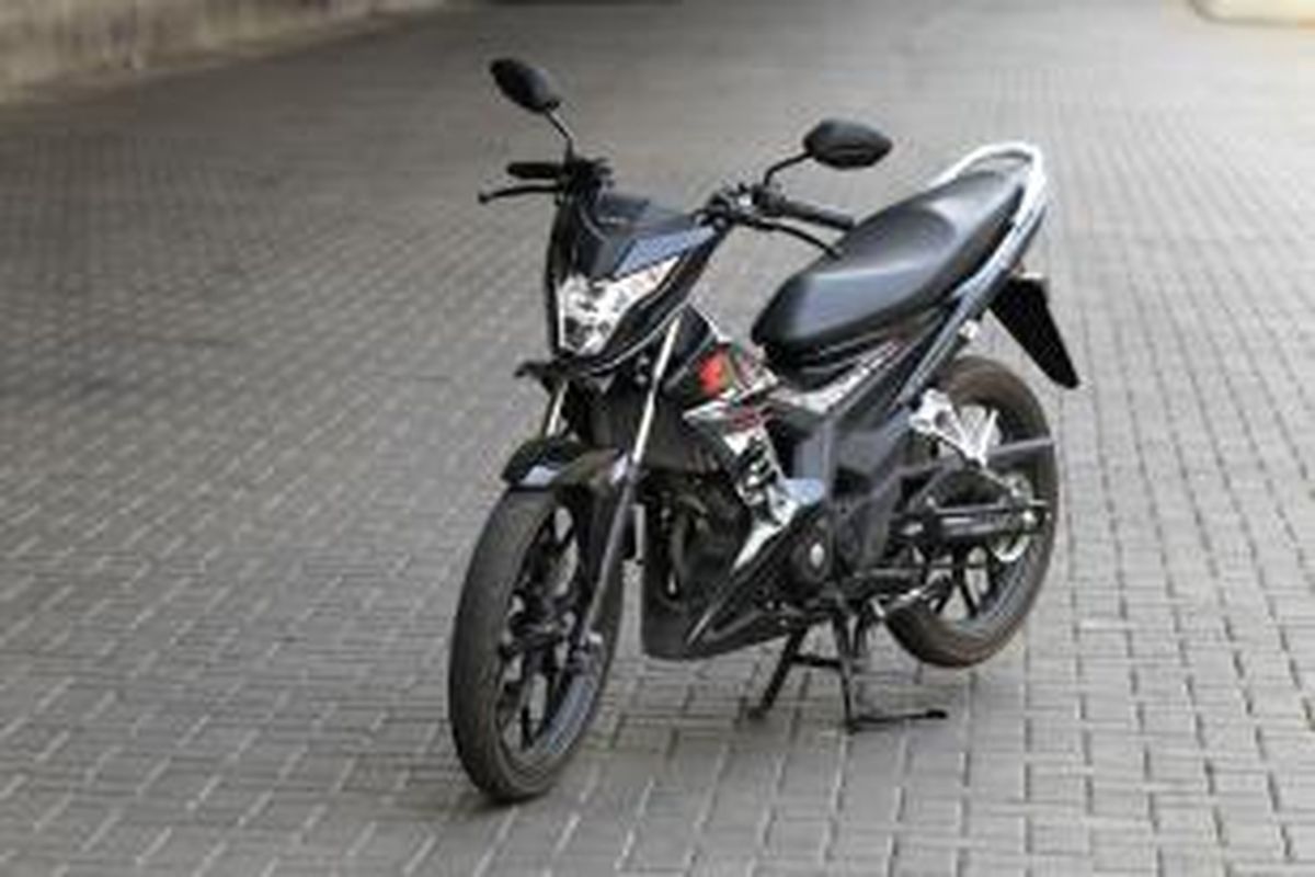 Honda New Sonic 150 R difoto saat uji berkendara di halaman Gedung Kompas Gramedia, Jakarta, Senin (14/9/2015).