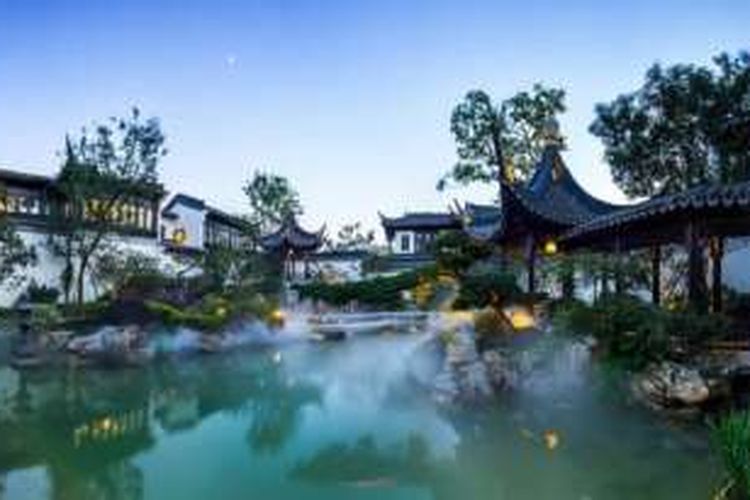 Rumah Taohuayuan ini berada di sebuah pulau di tengah danau berkabut Suzhou Dushu di China. 