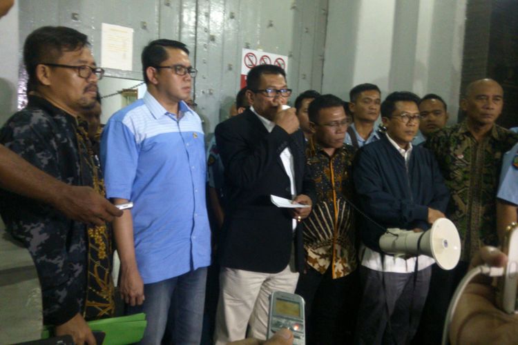 Tim Pansus Hak Angket KPK memberikan pernyataan kepada awak media di Lapas Sukamiskin, Bandung, Jawa Barat. Kamis (6/7/2017)