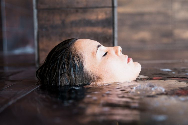 Tren Cold Plunge Ala Hailey Bieber, Amankah untuk Semua Perempuan?