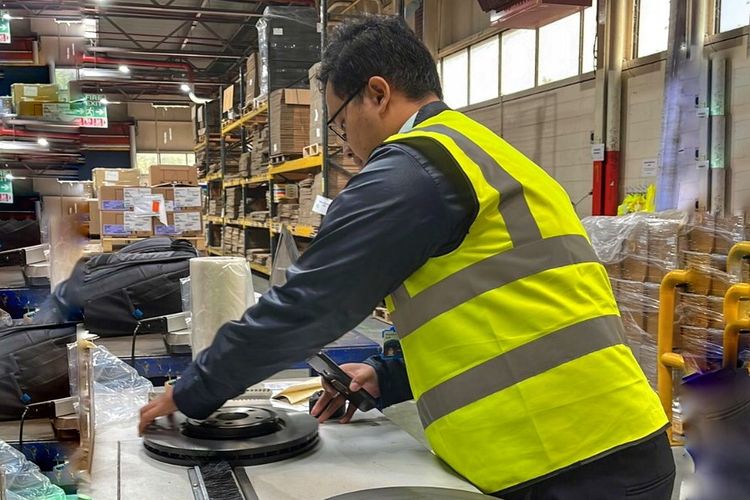 Berkat IISMAVO, Rayhan Munir Wibowo mencicipi dinamisnya suasana kerja di Unipart Logistics, sebuah perusahaan papan atas di Inggris