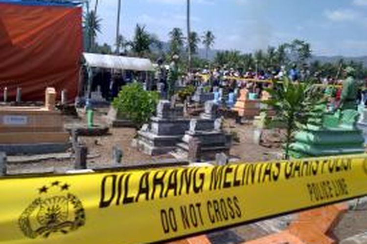 Saat pembongkaran makam seorang TKI di Malaysia asal Kabupaten Malang, Jawa Timur, yang diketahui tewas terjatuh dari lantai 10 sebuah apartemen tempat korban tinggal. Pihak keluarga tak terima penyebab kematian korban. Karenanya diminta dilakukan otopsi dan membongkar makam.Selasa (26/8/2014).