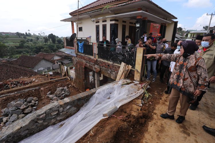 Menteri Sosial (Mensos) Tri Rismaharini meninjau lokasi bencana banjir dan tanah longsor di Kecamatan Caringin, Sukabumi, Rabu (16/11/2022).
