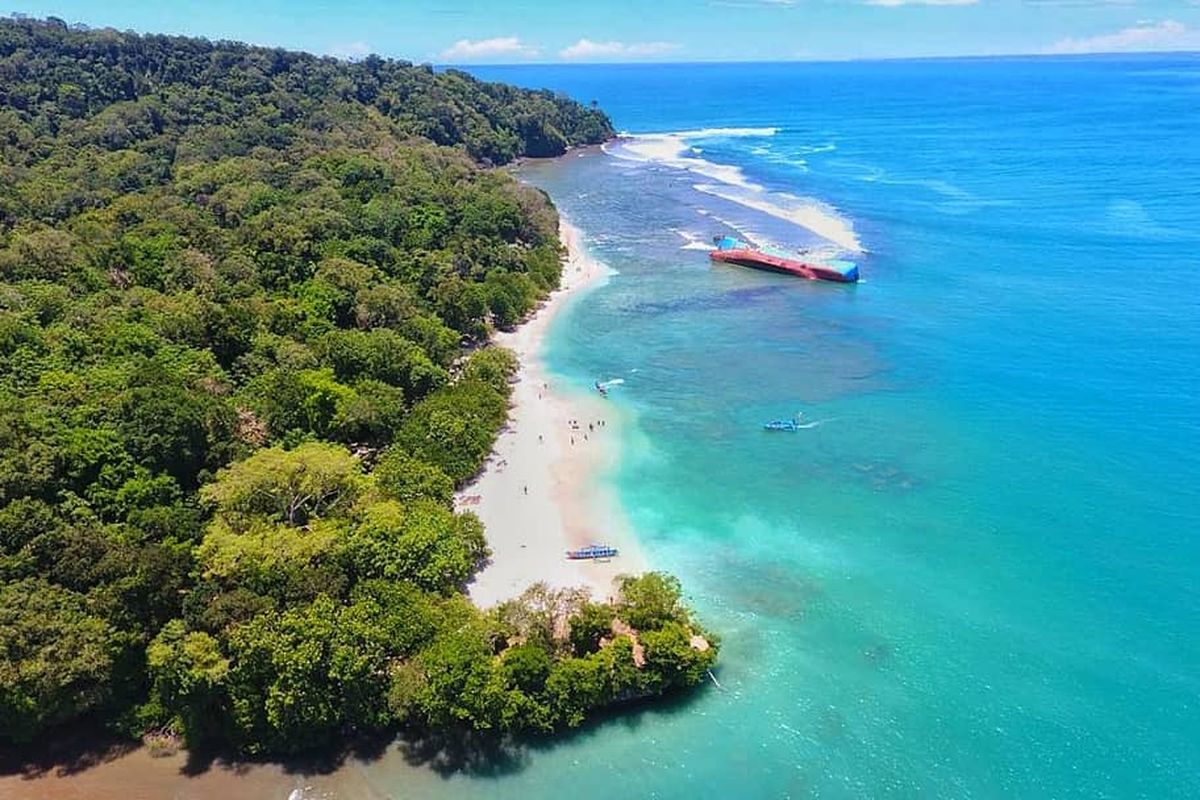 Pemandangan pantai barat Pangandaran.