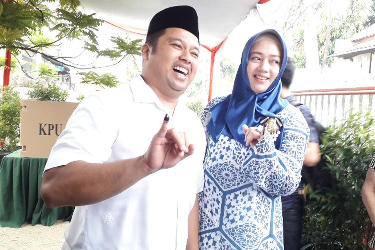 Calon Wali Kota Tangerang Arief Wismansyah dan istrinya Aini Suci melakukan pencoblosan dalam Pilkada Tangerang pada Rabu (27/6/2018) di Karawaci, Tangerang. 