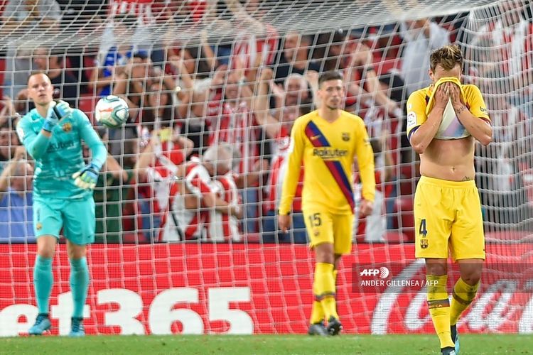 Barcelonas Croatian midfielder Ivan Rakitic (R) reacts to Athletics goal during the Spanish league football match between Athletic Club Bilbao and FC Barcelona at the San Mames stadium in Bilbao on August 16, 2019. (Photo by ANDER GILLENEA / AFP)