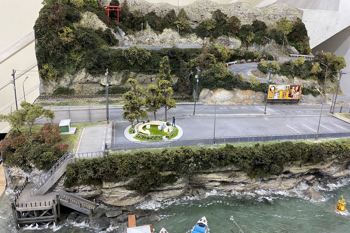 Diorama Taufiq Artberuang dari limbah laut