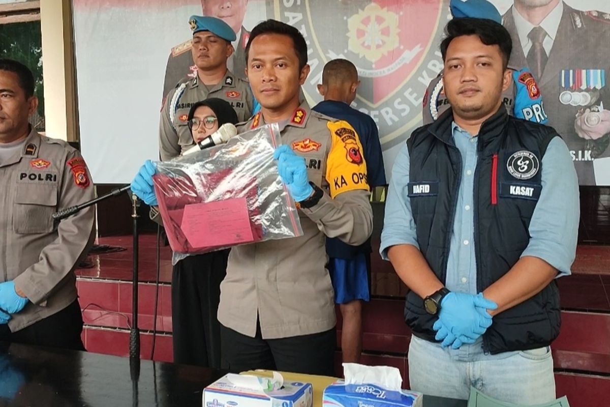 Kapolres Kuningan AKBP Dhany Aryanda, dan jajaran menunjukkan barang bukti tindak kejahatan pencabulan yang dilakukan guru terhadap muridnya, Kamis (16/2/2023).