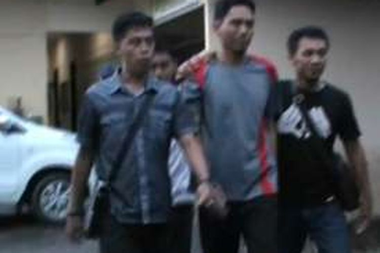 Ahmad, Seorang guru Madrazah Tsanawiyah di POlewali mandar, Sulawesi barat resmi ditetapkan tersnagka dalam kasus dugana sodomi terhadap enam siswanya. Tersangka langusng ditahan poisio sejak Kamis petang (17/3) kemarin.