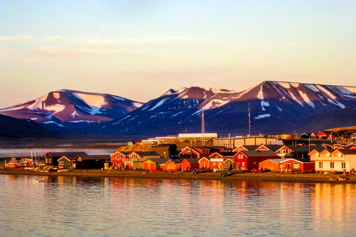 Fenomena matahari tengah malam (midnight sun) di Norwegia, Arktik. Fenomena alam ini menyebabkan malam hari tetap terang, matahari masih terlihat hingga tengah malam.