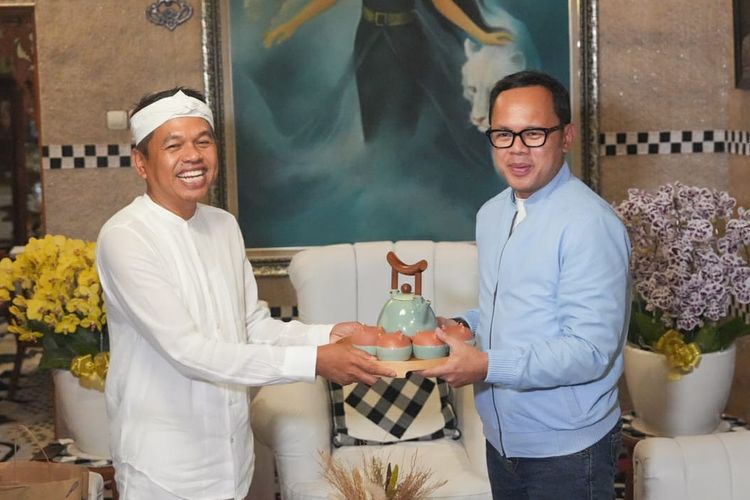 Mantan Wali Kota Bogor, Bima Arya, berkunjung ke rumah mantan Bupati Purwakarta, Dedi Mulyadi, di Lembur Pakuan, Kabupaten Subang, Jawa Barat, Rabu (3/7/2024).