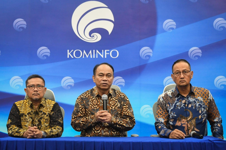 Menkominfo Budi Arie Setiadi (tengah) didampingi Direktur Jenderal Aplikasi Informatika Kemenkominfo Semuel Abrijani Pangerapan (kanan) dan Staf Khusus Menkominfo Jobpie Sugiharto (kiri) dalam konferensi pers Awas Hoaks Pemilu di Jakarta, Jumat (27/10/2023) 