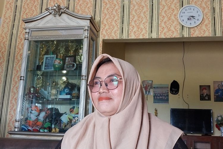 Ika Kartika (49), ibu kandung Hikmat Ramdani, atlet paralimpik asal Tasikmalaya, Jawa Barat, sedang diwawancara Kompas.com di rumahnya Kecamatan Sukarame, Kabupaten Tasikmalaya, Selasa (3/9/2024).
