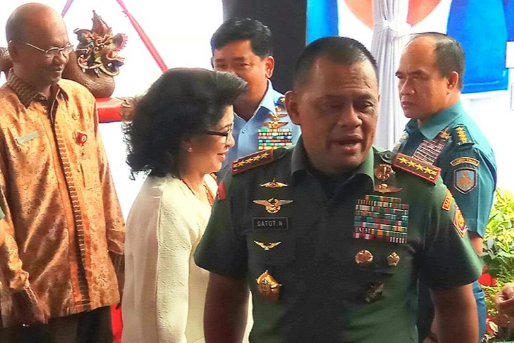 Panglima TNI Jenderal Gatot Nurmantyo sela acara Bakti Sosial Kesehatan TNI yang digelar di Dermaga Indah Kiat Cilegon, Banten, Kamis (28/9/2017).