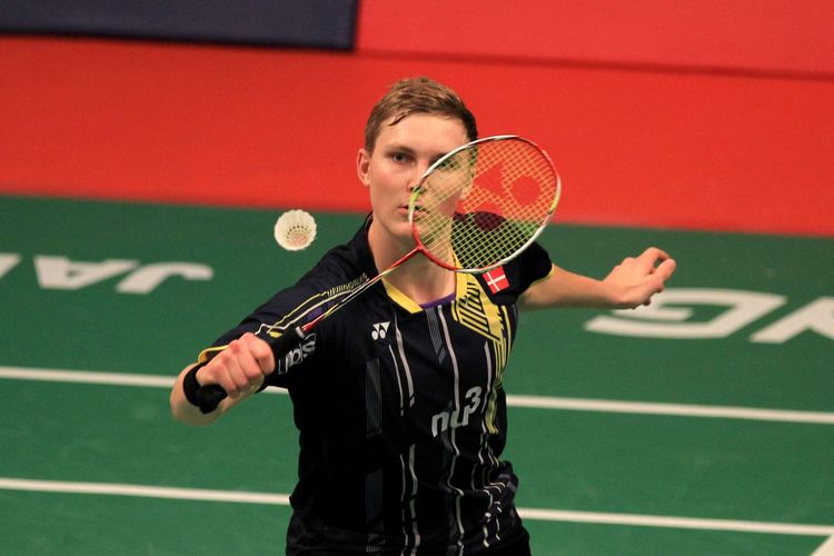 Pemain tunggal putra Denmark, Viktor Axelsen bertanding melawan pemain tunggal Cekoslovakia, Petr Koukal pada babak penyisihan Total BWF World Championships 2015 di Istora Senayan Jakarta, Senin (10/8/2015). Viktor Axelsen berhasil menundukkan Petr Koukal dengan skor 21-14, 21-11.  KOMPAS IMAGES/KRISTIANTO PURNOMO