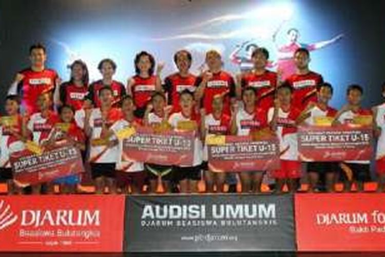 Para peserta Audisi Umum Djarum Beasiswa Bulu tangkis 2016 Bandung  bersama para pembina.