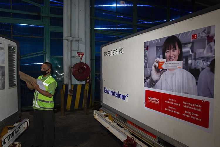 Petugas mengecek kontainer berisi vaksin COVID-19 saat tiba di Bandara Soekarno-Hatta, Tangerang, Banten, Minggu (6/12/2020). Sebanyak 1,2 juta dosis vaksin COVID-19 buatan perusahaan farmasi Sinovac, China, tiba di tanah air untuk selanjutnya akan diproses lebih lanjut ke Bio Farma selaku BUMN produsen vaksin.