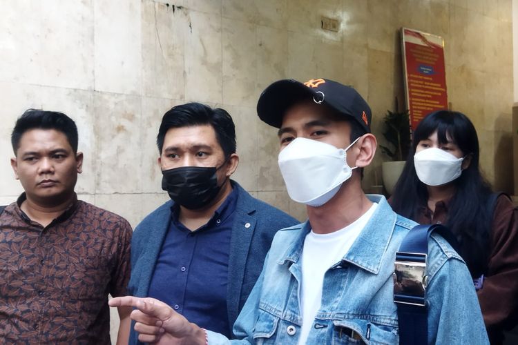 Pegiat media sosial Adam Deni dan Machi Achmad saat ditemui di Ditreskrimum Polda Metro Jaya, Senin (10/1/2022). 