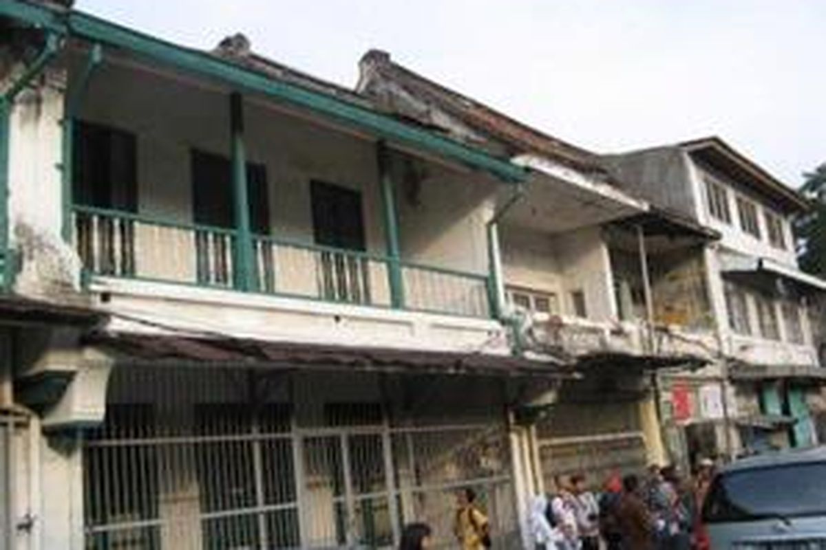 Ini salah satu kegiatan komunitas yang biasa mengisi ruang-ruang di kawasan Kota Tua. Komunitas Jelajah Budaya saat menyusur Jalan Tiang Bendera.