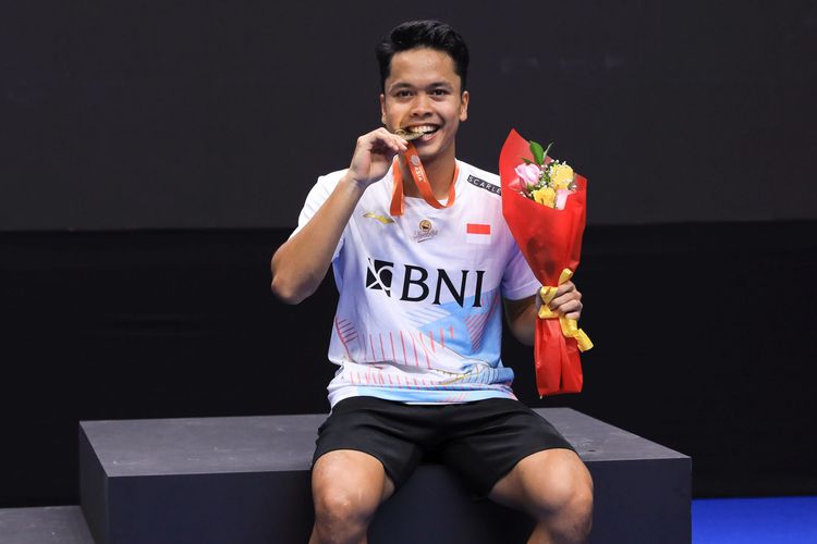 Tunggal putra Indonesia, Anthony Sinisuka Ginting, berhasil keluar sebagai juara Badminton Asia Championships 2023 setelah mengalahkan unggulan ketujuh asal Singapura, Loh Kean Yew, 21-12, 21-8 pada Minggu (30/4/2023) malam WIB. Terkini, Anthony Ginting tak sabar untuk bermain di Indonesia Open 2023 yang berlangsung di Istora Senayan pada 13-18 Juni 2023. Apalagi, total hadiah Indonesia Open 2023 mencapai hampir Rp 20 miliar.