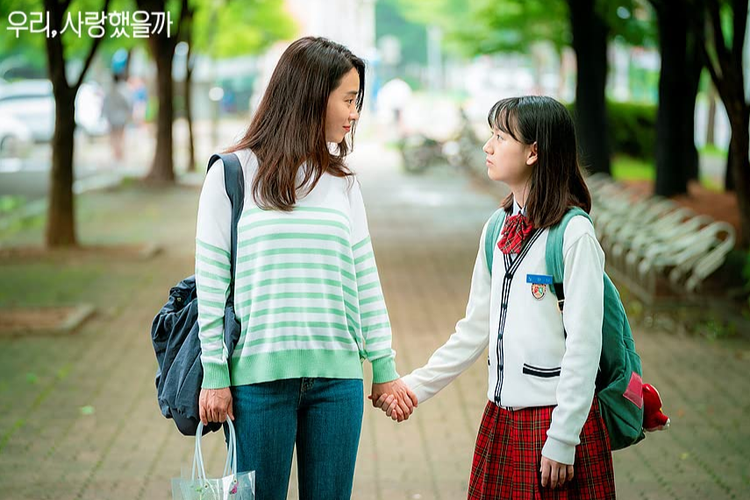 Song Ji-Hyo dan Um Chae-Young dalam serial drama Was it Love (2020).