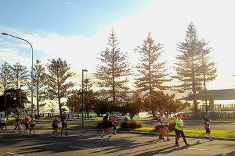 Suasana saat Southern Cross University 10 km Run di Gold Coast, Queensland, Australia, Sabtu (4/7/2015). Southern Cross University 10 km Run termasuk rangkaian acara Gold Coast Airport Marathon 2015 yang diikuti 27.508 pelari domestik dan mancanegara.