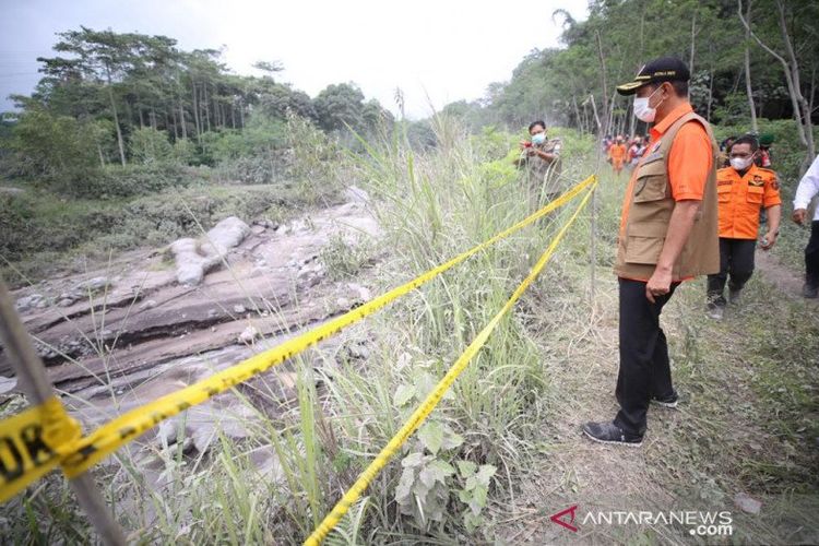 Kepala BNPB Doni Monardo memantau lokasi guguran lahar Gunung Semeru di Dusun Curah Koboan, Desa Supiturang, Kecamatan Pronojiwo , Kabupaten Lumajang, Jawa Timur, Kamis (3/12/2020). 