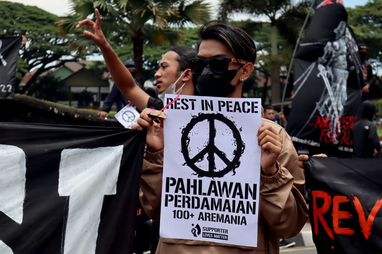 Ratusan suporter Arema FC, Aremania membawa poster melakukan aksi damai menuntut penegakan hukum yang adil terkait Tragedi Kanjuruhan yang menelan 133 korban meninggal di Kota Malang, Kamis (20/10/2022) pagi.
