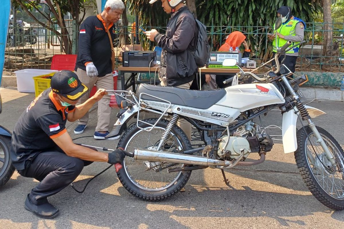 Salah satu kendaraan yang diminta pihak kepolisian untuk dilakukan uji emisi di kawasan Terminal Blok M, Kebayoran Baru, Jakarta Selatan, Jumat (25/8/2023).