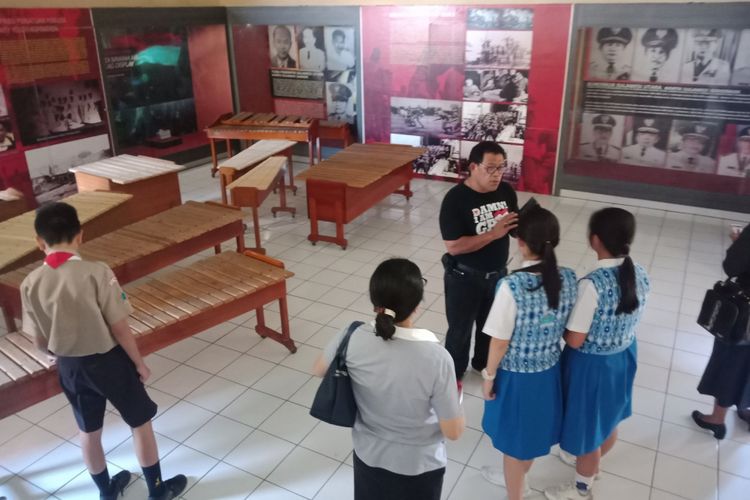 Wisatawan anak sekolah sedang dipandu berkunjung ke Museum Perjuangan Sulawesi Utara, Sabtu (31/8/2018).