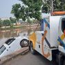 Motor Parkir Ditabrak Mobil, Keduanya Nyemplung ke Kali Cengkareng Drain