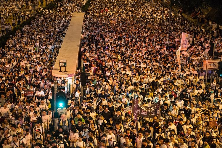 Massa pengunjuk rasa berkumpul di pusat kota Hong Kong, Minggu (9/6/2019), menentang rencana amandemen undang-undang ekstradisi yang memungkinkan pelanggar untuk diekstradisi ke China daratan.