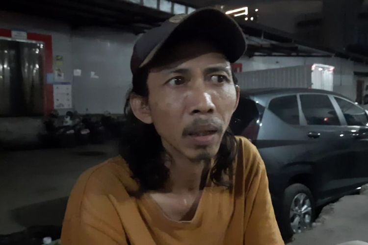 Salah satu petugas sortir-lipat surat suara di Jakarta Selatan bernama Samsudin saat ditemui di Gudang Sarinah, Pancoran, Jakarta Selatan, Selasa (9/1/2024) malam.
