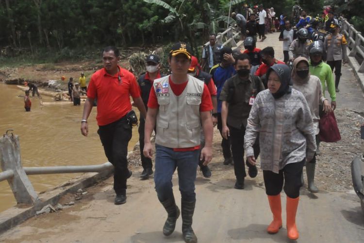 Menteri Sosial RI Tri Rismaharini didampingi Bupati Trenggalek Mochammad Nur Arifin, meninjau lokasi terdampak banjir di Kecamatan Munjungan Trenggalek Jawa Timur, Minggu (6/11/2022).