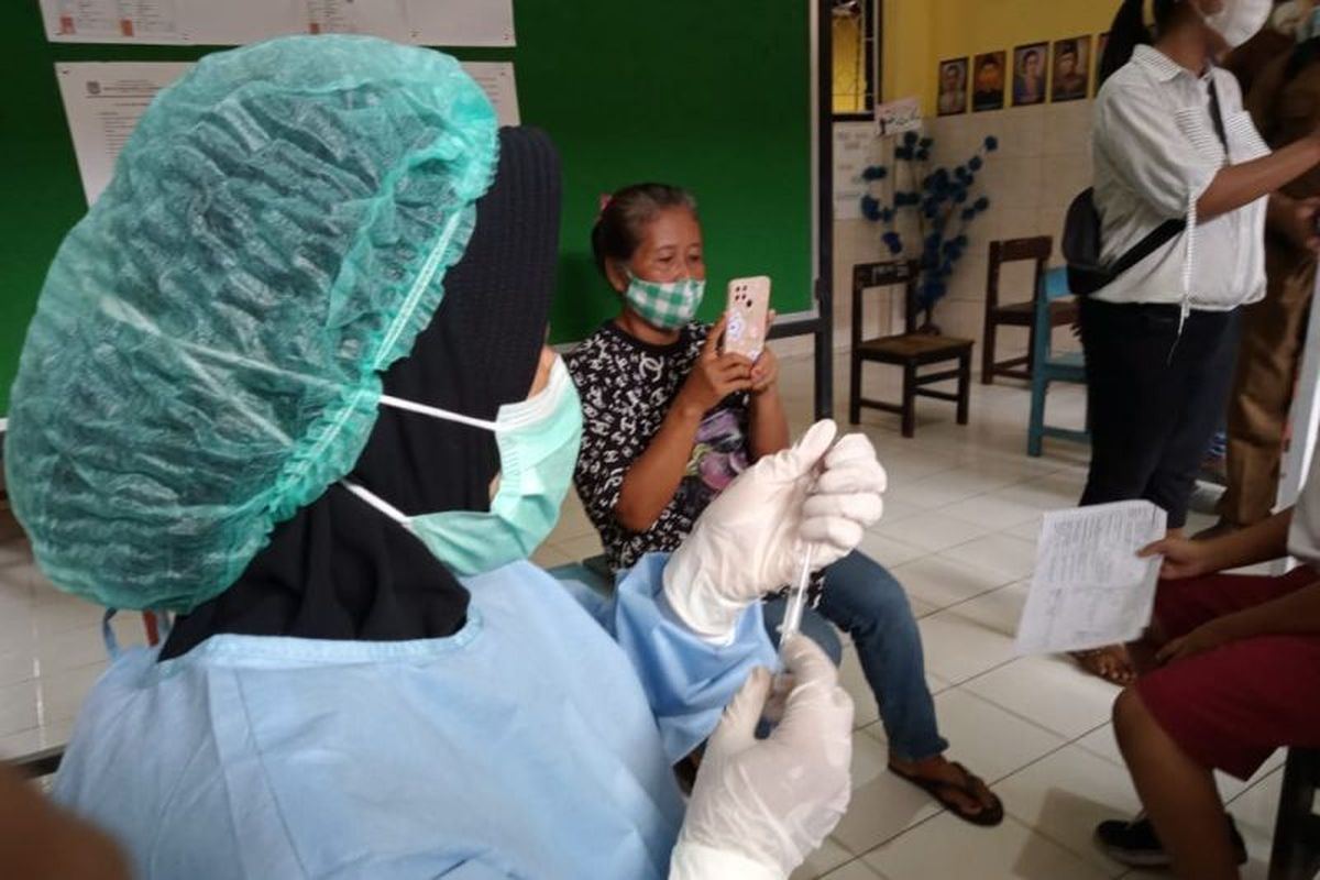 Ilustrasi: seorang tenaga kesehatan menyiapkan dosis vaksin COVID-19 di Kota Mataram, Provinsi Nusa Tenggara Barat