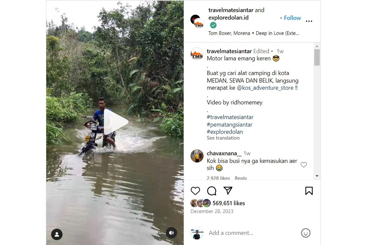 Ilustrasi motor bebek melewati banjir