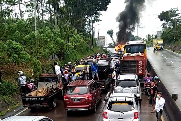 Sebuah mobil terbakar di tanjakan Bawen Kabupaten Semarang.