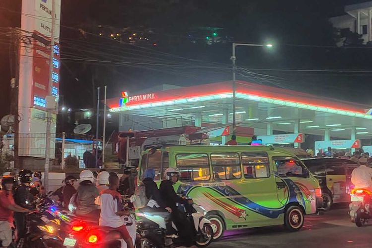 Antrean BBM di Ambon Berlangsung hingga Malam Ini, Wali Kota Sebut Stok Aman